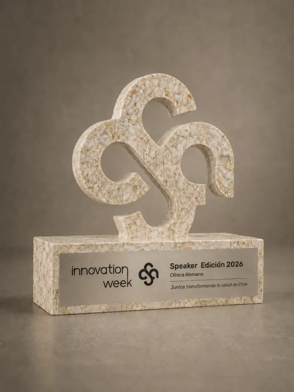 Galvano de reconocimiento para speakers de Innovation Week 2026 de Clínica Alemana, fabricado en plástico reciclado por Revivir