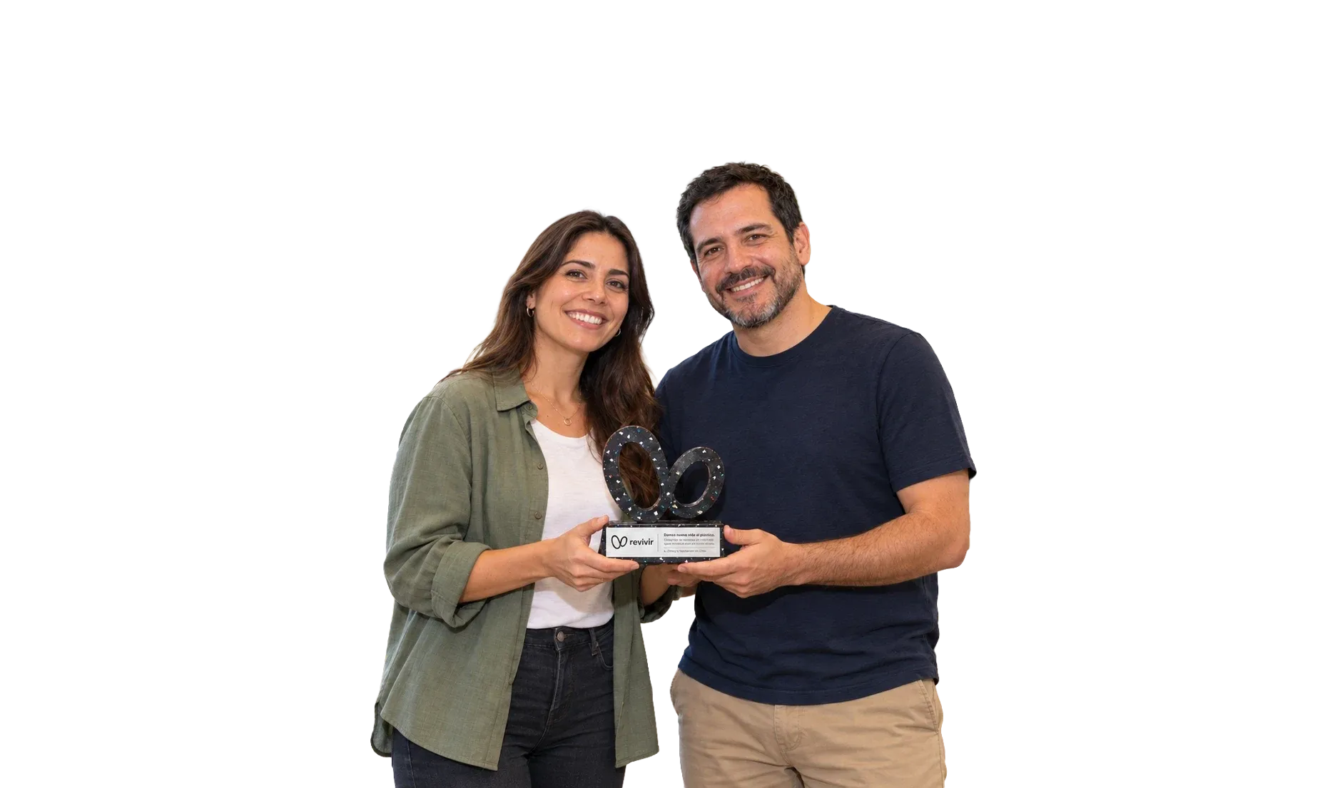 Dos integrantes del equipo de Revivir sosteniendo un galvano terminado