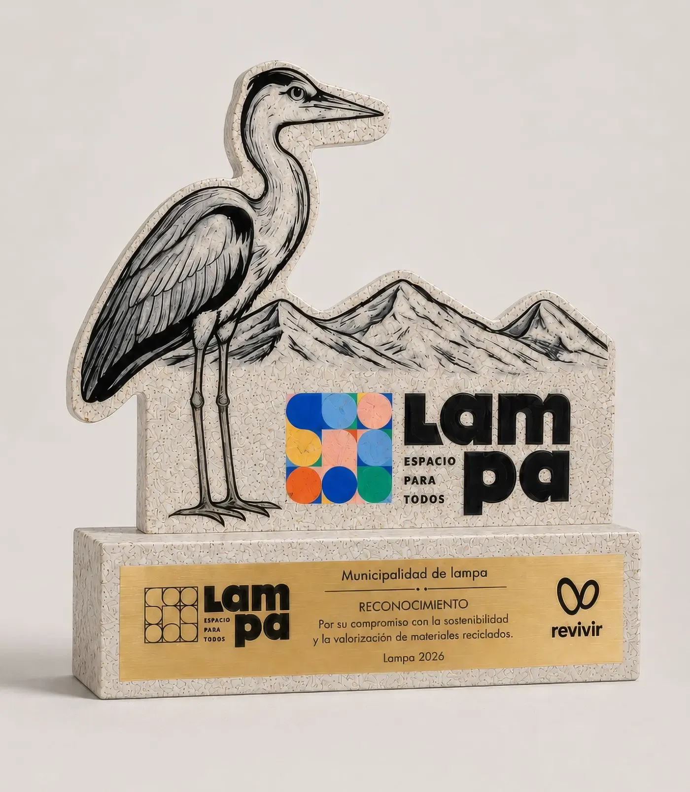 Galvano personalizado con forma de garza y cordillera y placa grabada, en plástico reciclado, fabricado para la Municipalidad de Lampa