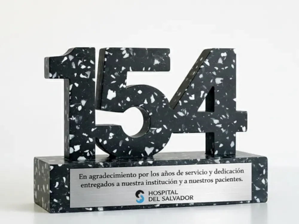 Galvano conmemorativo 145 aniversario Hospital del Salvador fabricado en plástico reciclado post-consumo por Revivir
