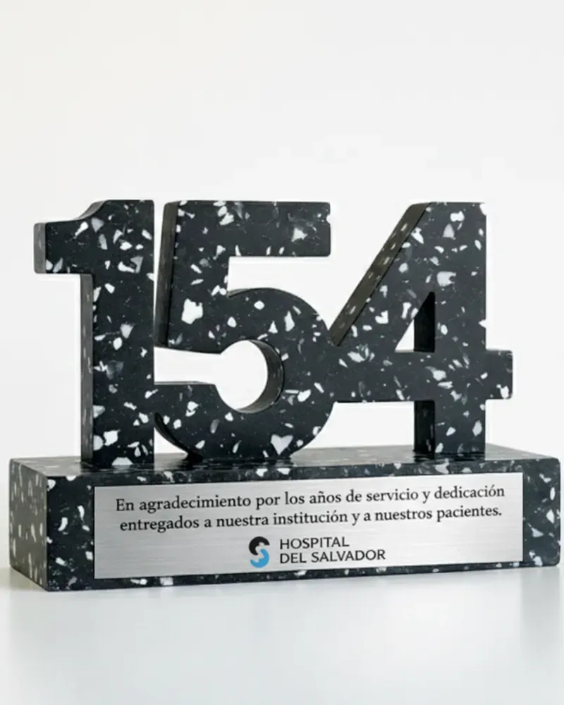 Galvano conmemorativo 154 aniversario Hospital del Salvador fabricado en plástico reciclado post-consumo por Revivir