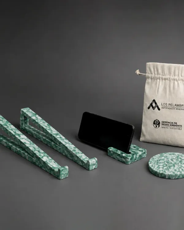 Kit de escritorio corporativo en plástico reciclado para Minera Los Pelambres de Antofagasta Minerals — eleva laptop, posavasos y llavero fabricados por Revivir en Chile