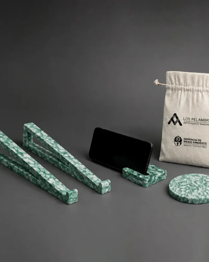 Kit de escritorio corporativo en plástico reciclado para Minera Los Pelambres de Antofagasta Minerals — eleva laptop, posavasos y llavero fabricados por Revivir en Chile