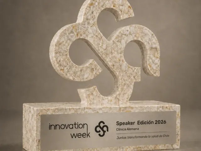 Galvano de reconocimiento para speakers de Innovation Week 2026 de Clínica Alemana, fabricado en plástico reciclado por Revivir