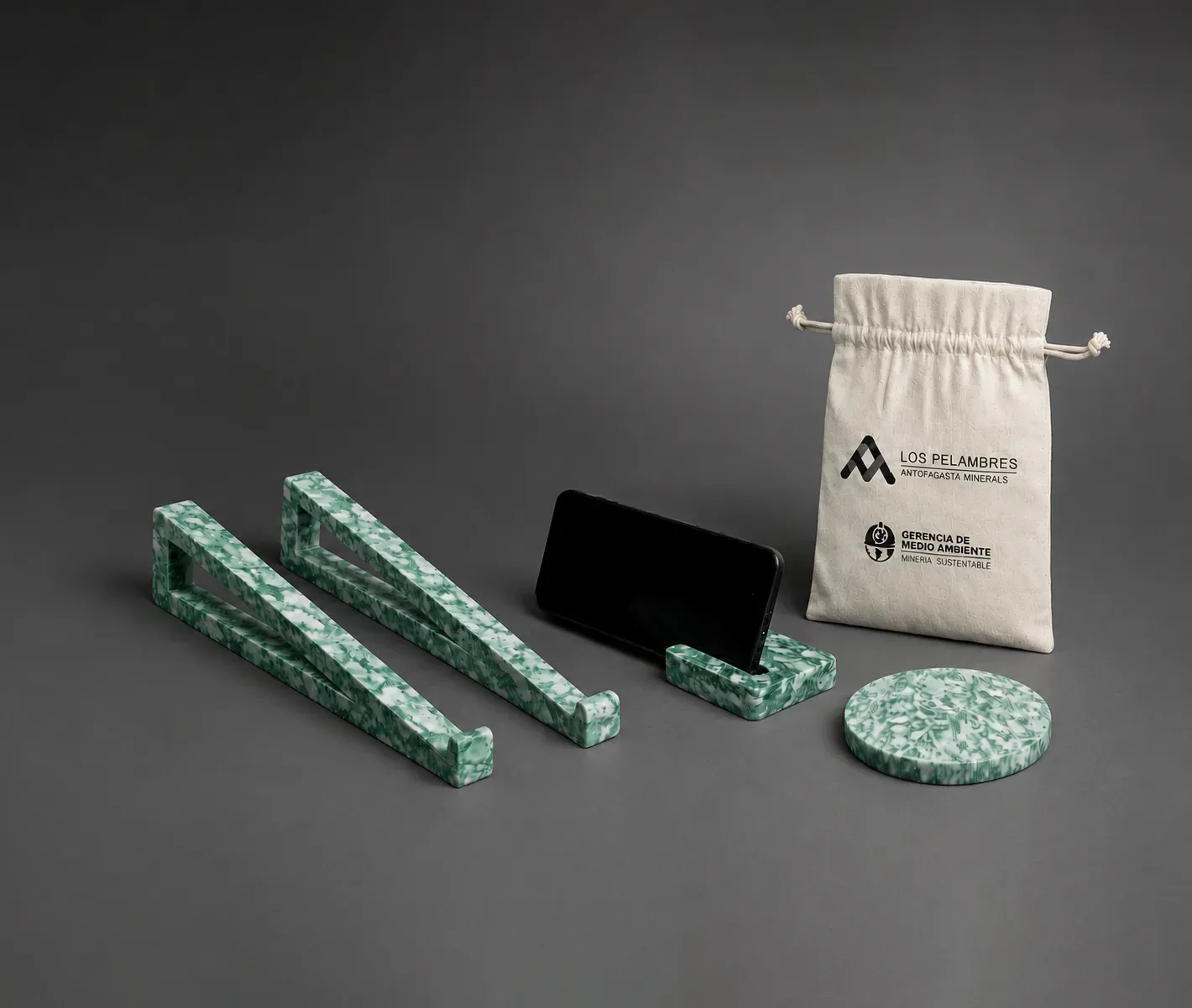 Kit de escritorio corporativo en plástico reciclado fabricado por Revivir para Minera Los Pelambres, de Antofagasta Minerals
