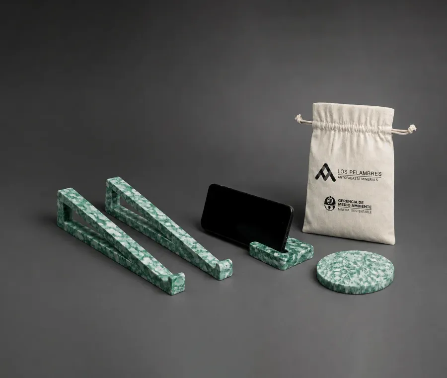 Kit de escritorio en plástico reciclado para Minera Los Pelambres de Antofagasta Minerals, fabricado por Revivir