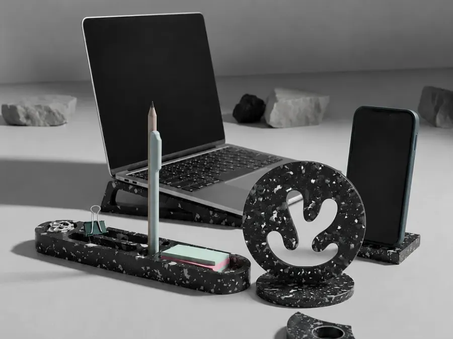 Kit de escritorio corporativo de plástico reciclado negro moteado: soporte de notebook, organizador y alza smartphone