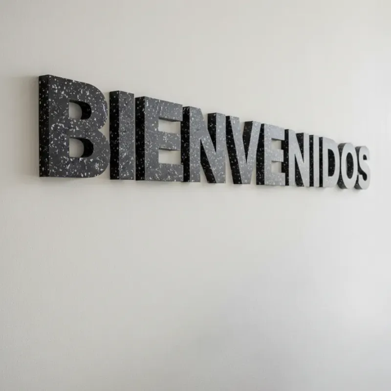 Señalética de bienvenida en plástico reciclado, fabricada por Revivir