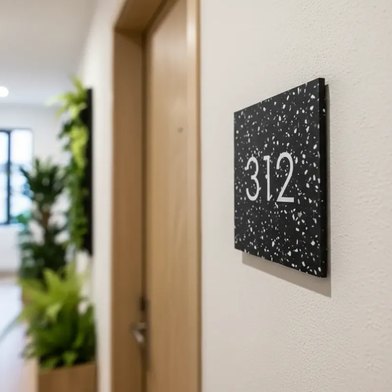 Señalética de número de habitación en plástico reciclado, fabricada por Revivir para el sector hotelero