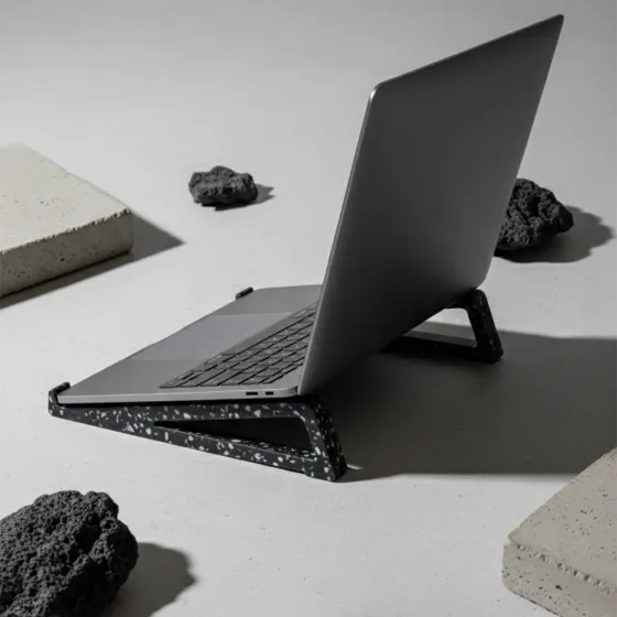 Soporte de notebook fabricado con plancha de plástico reciclado moteado
