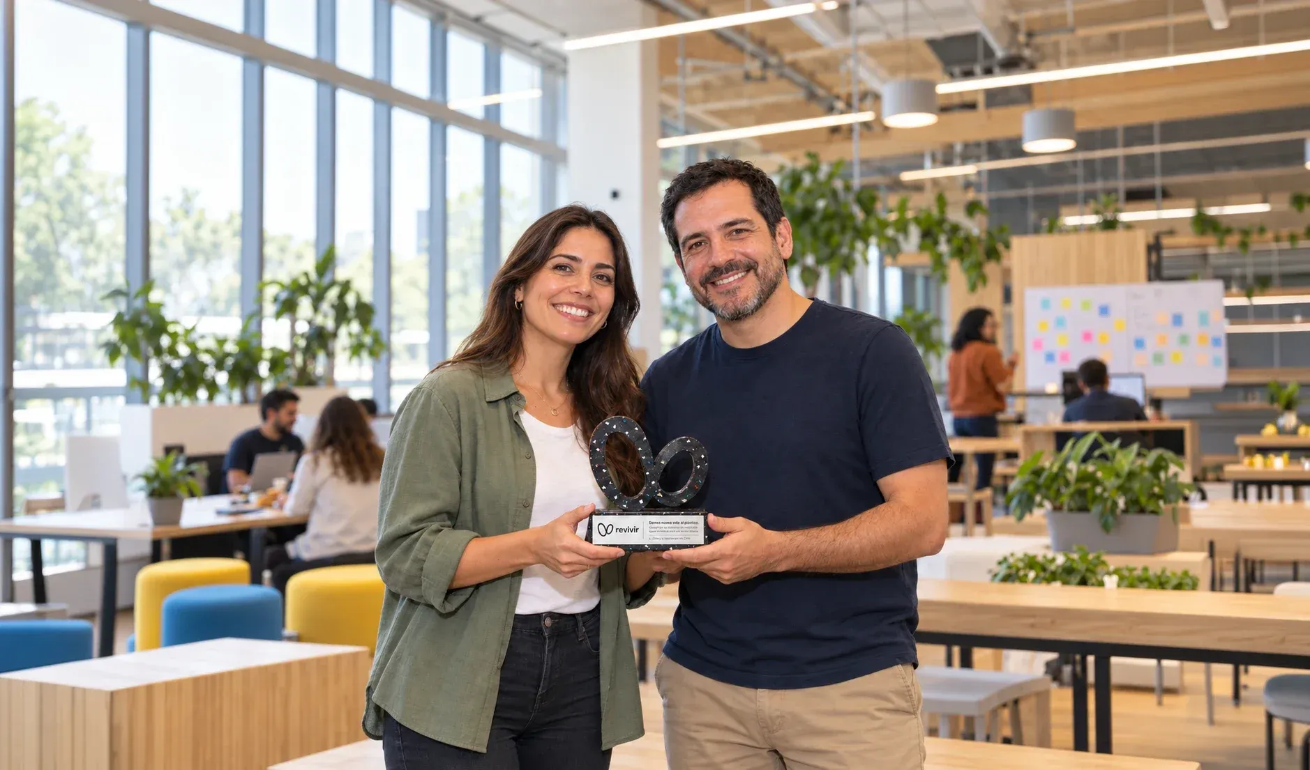 Equipo de Revivir mostrando un galvano terminado en sus oficinas