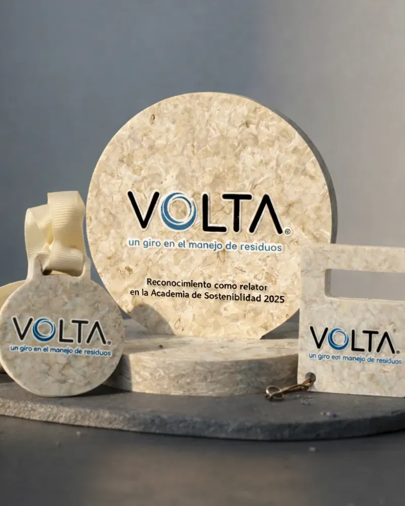Kit de reconocimiento corporativo Volta — galvano, medalla y llavero alza smartphone fabricados en plástico reciclado post-consumo por Revivir