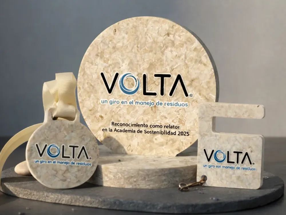Kit de reconocimiento corporativo Volta — galvano, medalla y llavero alza smartphone fabricados en plástico reciclado post-consumo por Revivir